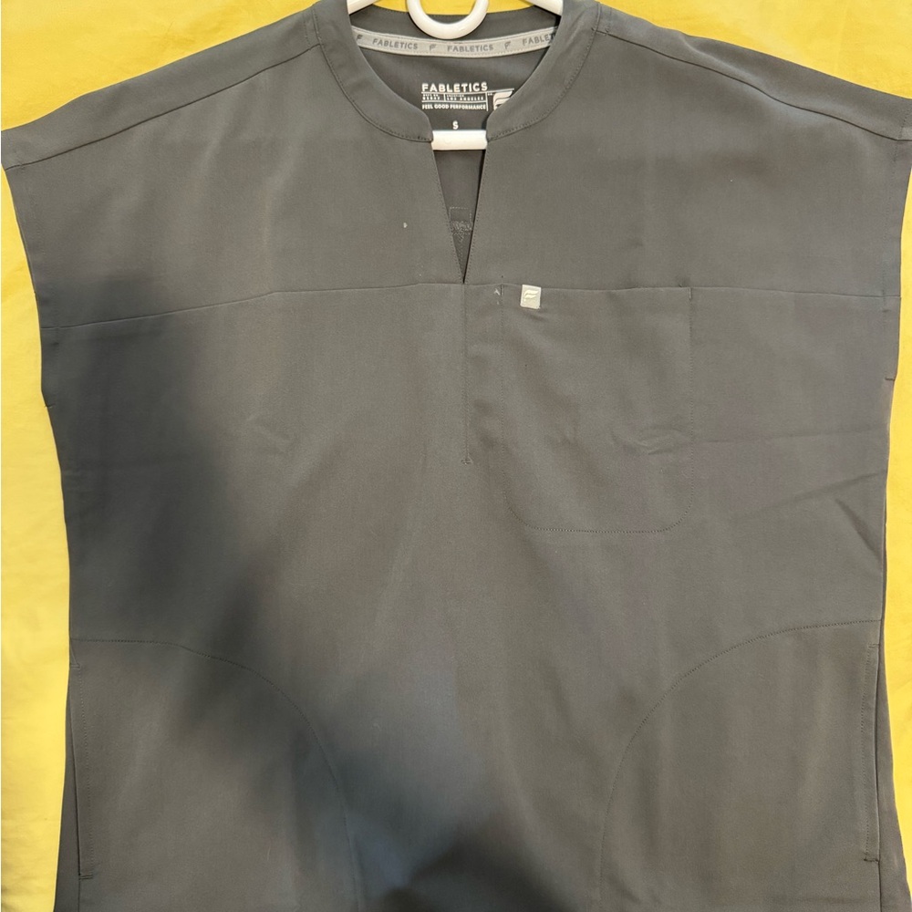 NWOT Fabletics Onyx Scrub Set - Picture 3 of 6